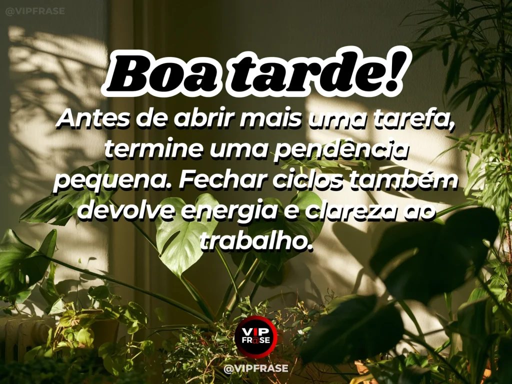 Frase de boa tarde sobre trabalho e conclusão de tarefas, com mesa organizada ao fim da tarde