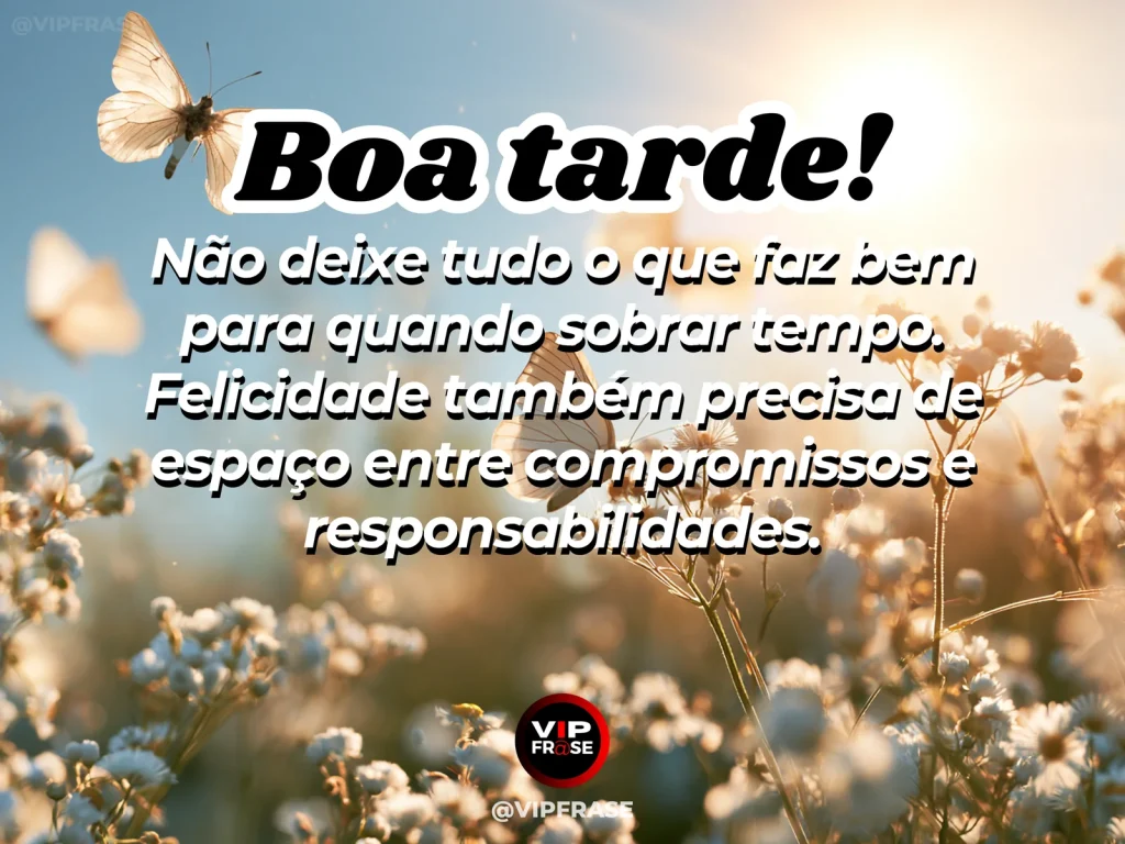 Frase de boa tarde sobre felicidade, com agenda, flores e café em luz dourada