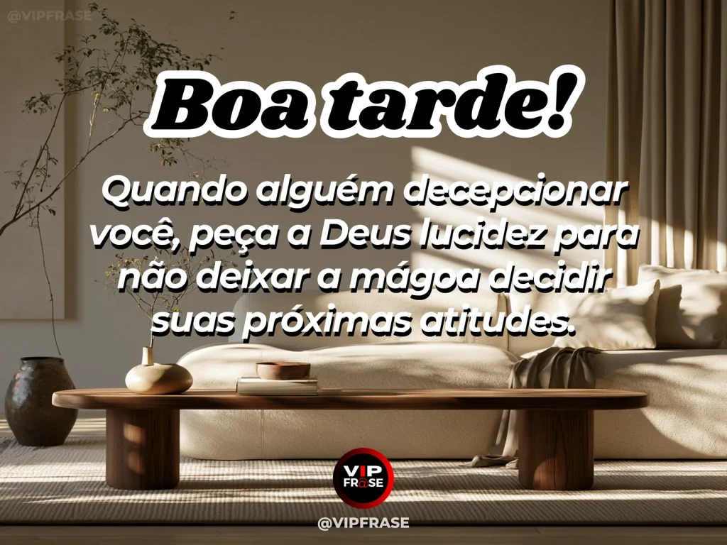 Frase de boa tarde sobre decepção e Deus, com pessoa contemplativa diante de uma janela ao fim da tarde
