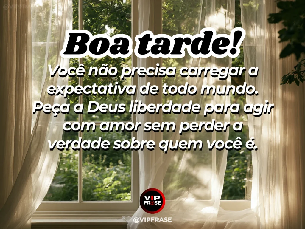 Mensagem de boa tarde com Deus sobre libertar-se das expectativas, com pessoa em reflexão junto à janela.