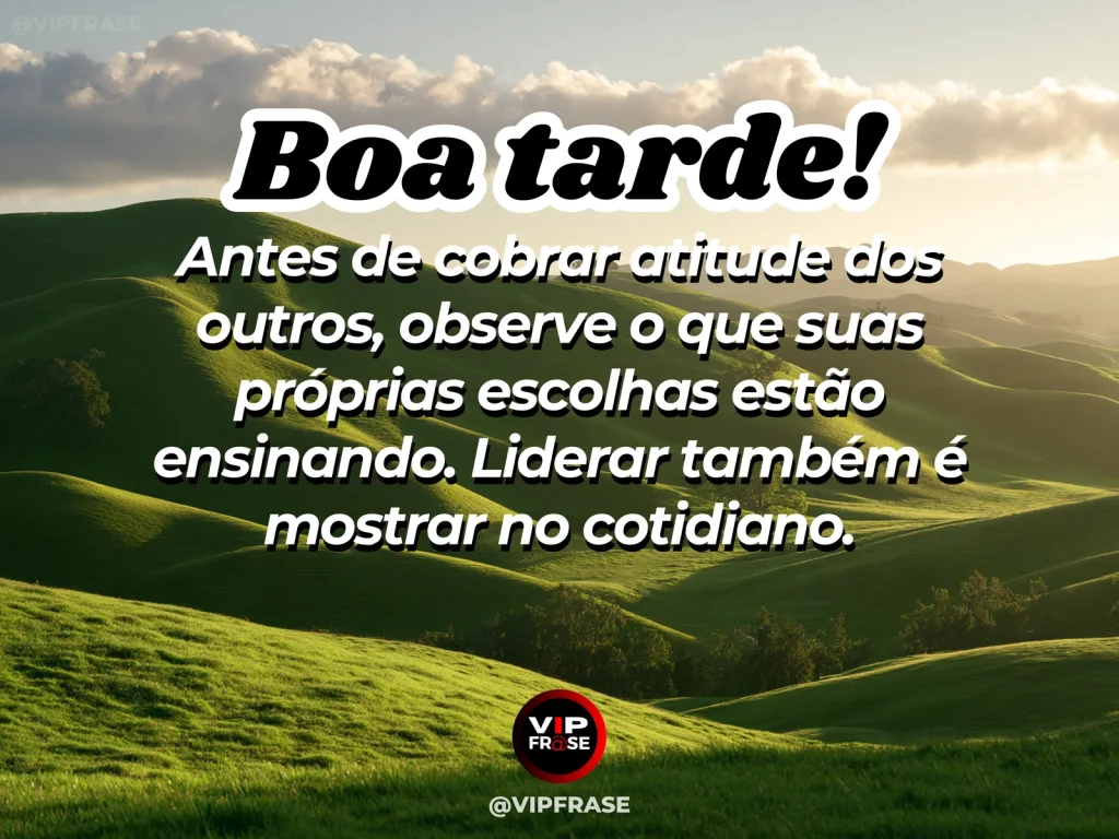 Frase de boa tarde sobre liderança pelo exemplo, com equipe colaborando em ambiente de trabalho