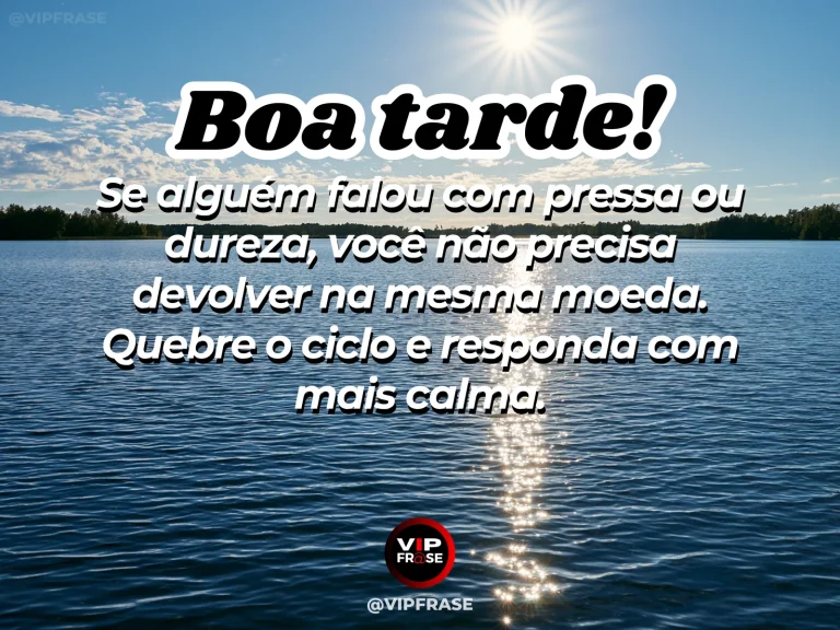 Mensagem de boa tarde sobre responder com calma, com água tranquila refletindo a luz suave da tarde.
