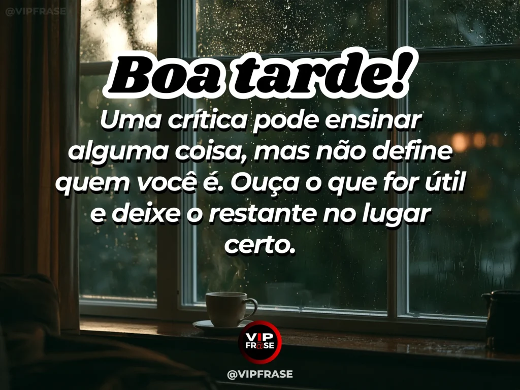 Mensagem de boa tarde sobre autoestima diante de críticas, com pessoa serena diante de um espelho ao entardecer.