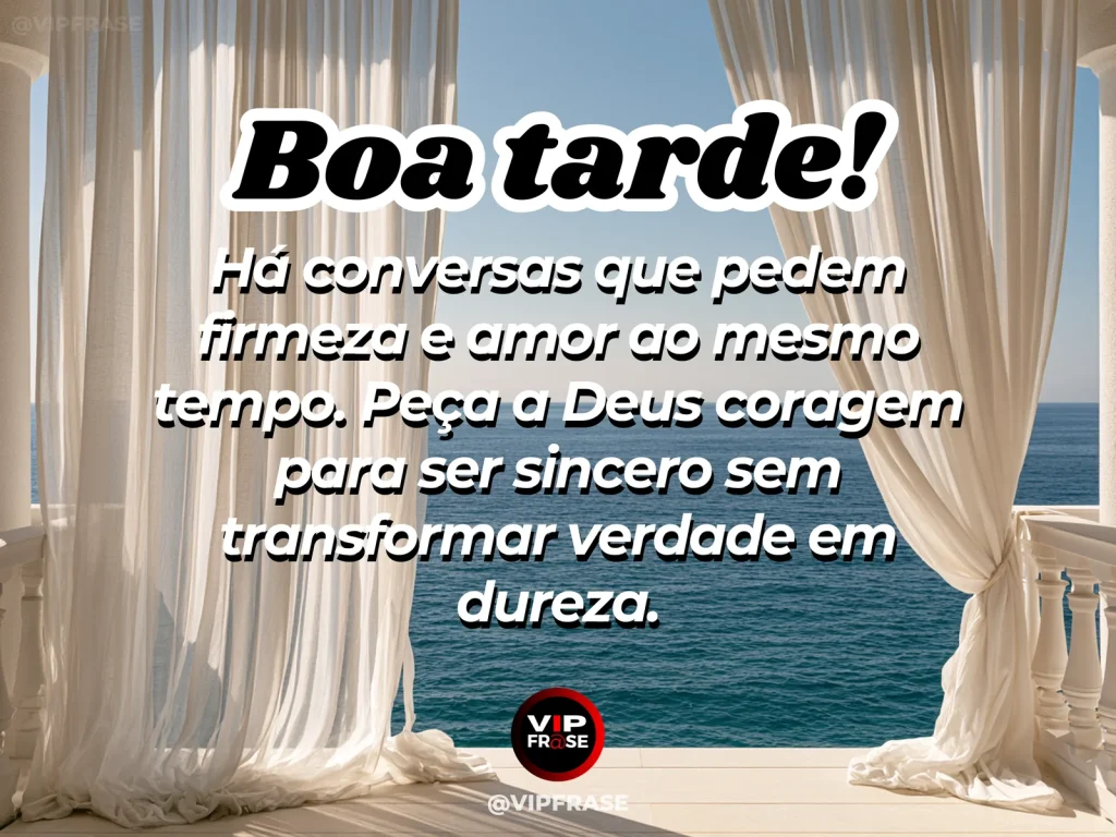 Mensagem de boa tarde com Deus sobre coragem para conversas sinceras, com duas cadeiras iluminadas pela tarde.