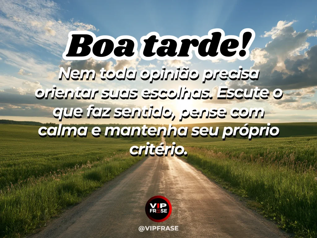 Mensagem de boa tarde sobre manter o próprio critério, com caderno e caminho vistos à luz do fim da tarde.