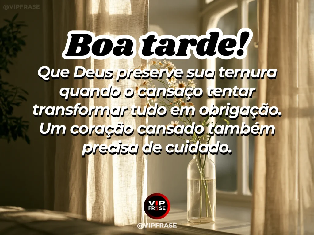 Frase de boa tarde com Deus sobre ternura no cansaço, com chá, manta e flores ao entardecer