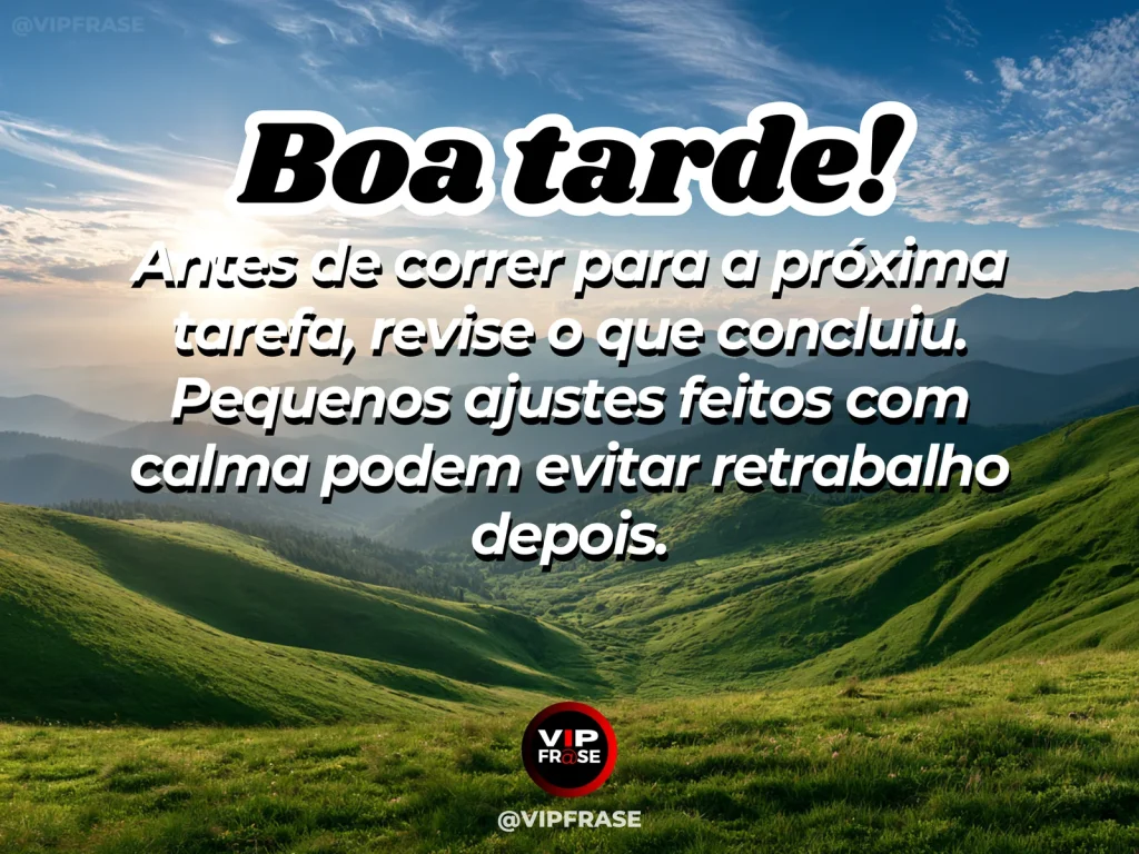 Mensagem de boa tarde sobre revisar o trabalho, com mesa organizada, checklist e luz suave da tarde.