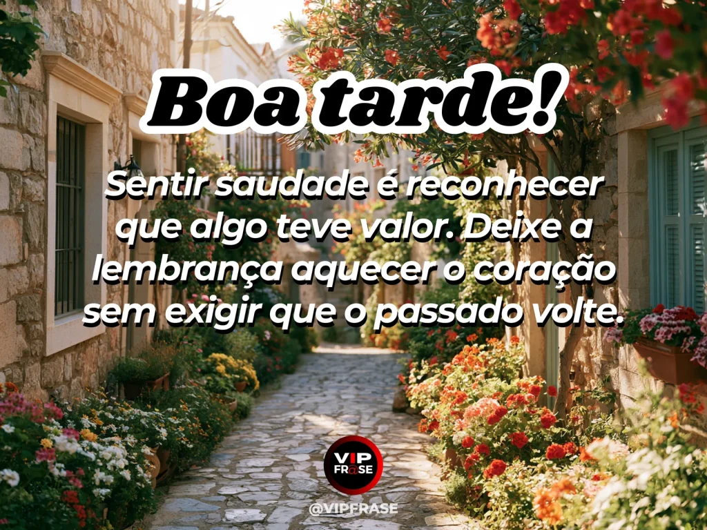 Frase de boa tarde sobre saudade, com fotografia e xícara iluminadas pelo sol do fim da tarde