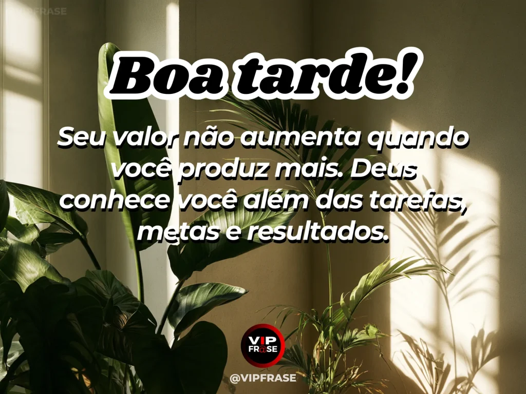 Frase de boa tarde sobre valor pessoal, com mesa de trabalho tranquila sob luz dourada de fim de tarde