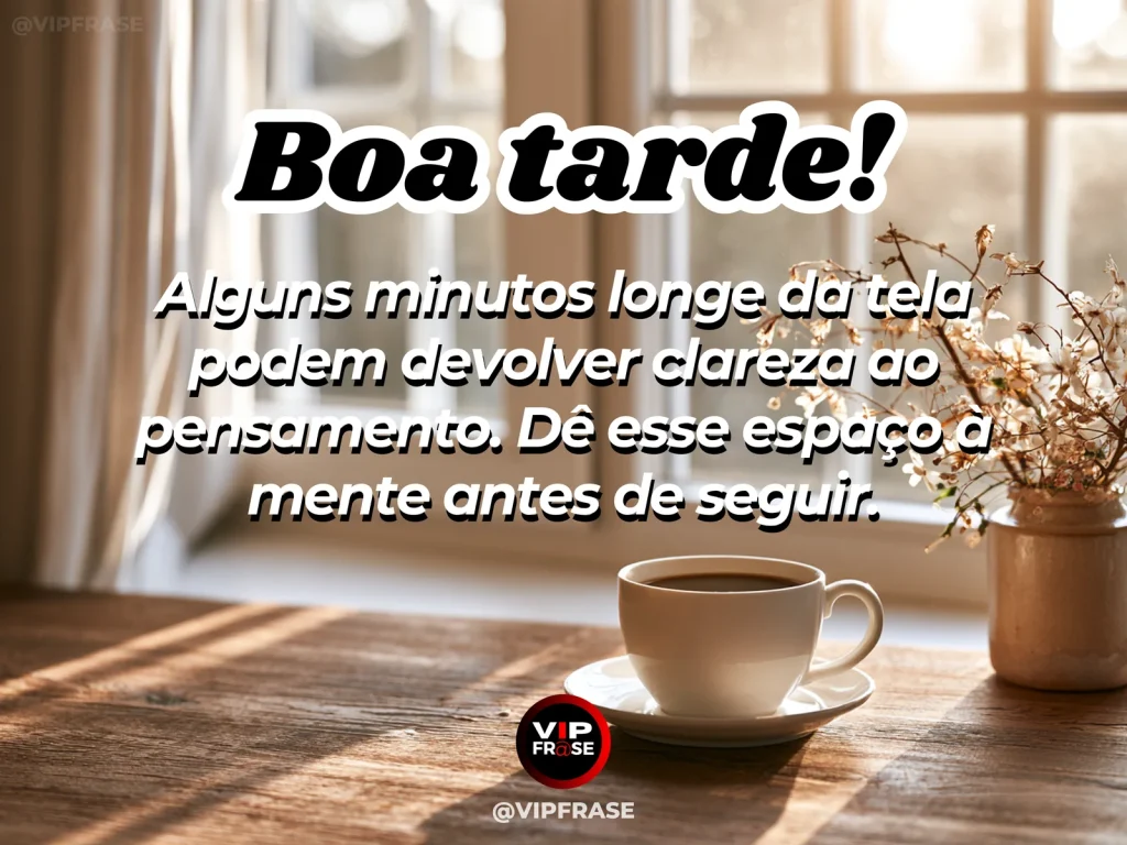 Mensagem de boa tarde sobre descanso da atenção, com celular virado para baixo ao lado de uma janela.