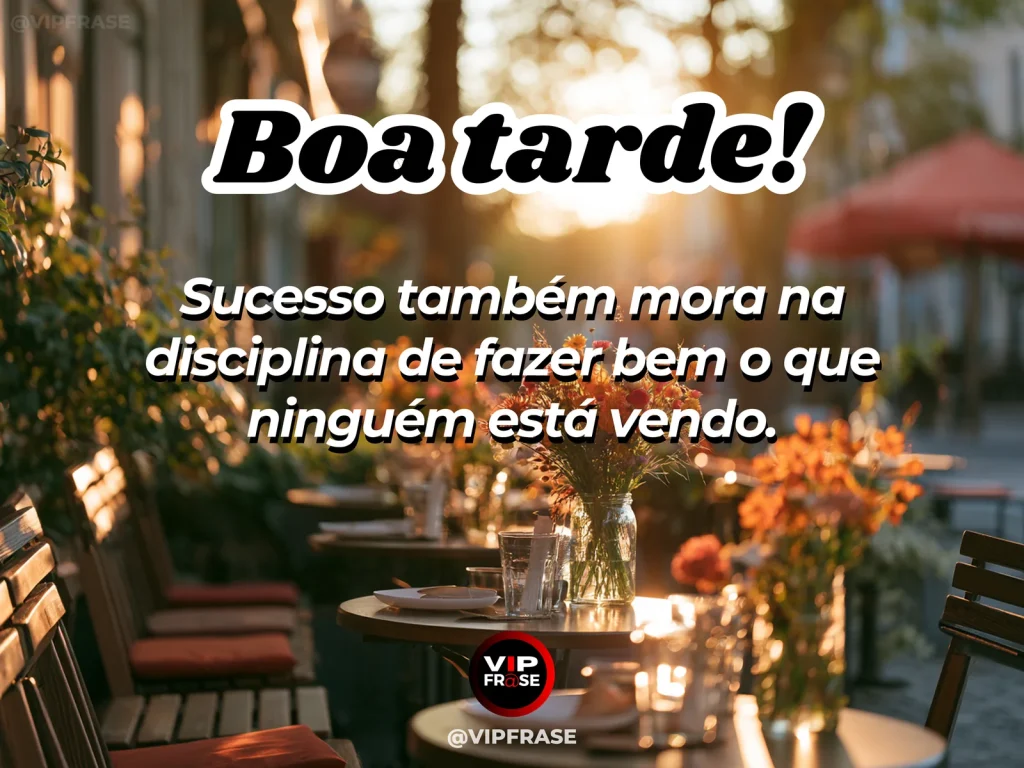 Frase de boa tarde sobre sucesso, com luz elegante da tarde e sensação de disciplina.