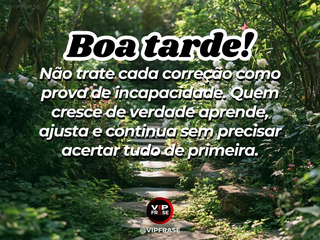 Mensagem de boa tarde sobre aprender com correções, com degraus iluminados pela luz dourada da tarde.