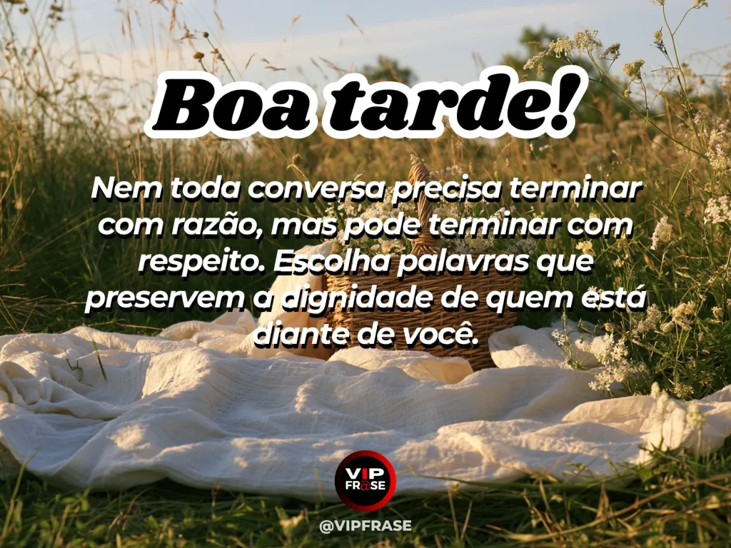 Mensagem de boa tarde sobre sabedoria e respeito, em mesa de conversa tranquila no fim de tarde.