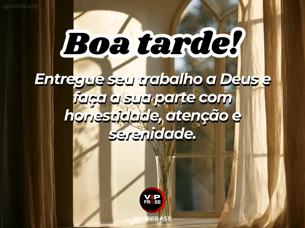 Frase de boa tarde sobre Deus e trabalho, com ambiente sereno e luz natural.
