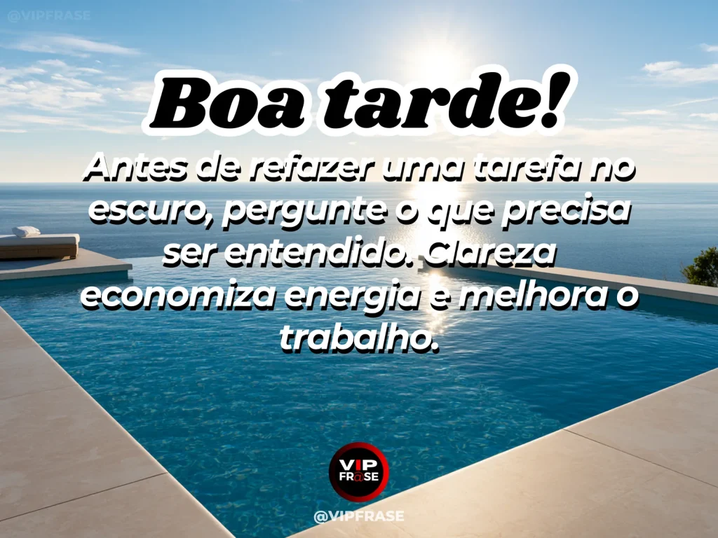 Frase de boa tarde sobre trabalho e clareza, com mesa organizada iluminada pela luz do fim da tarde