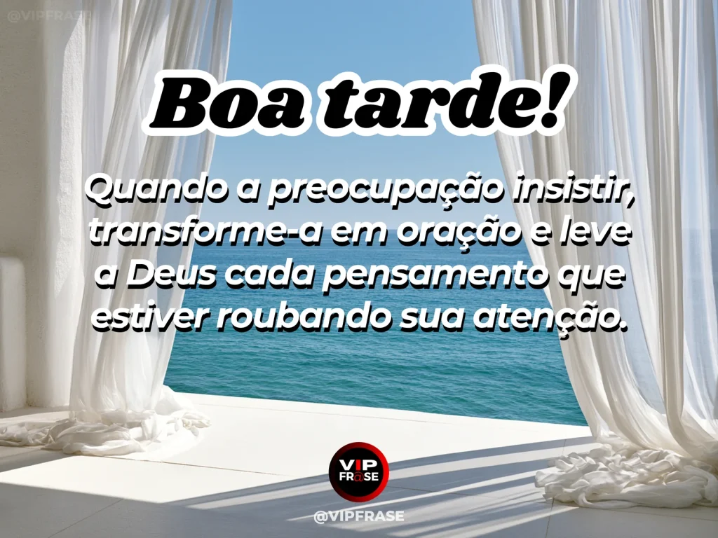 Frase de boa tarde sobre oração e Deus, com janela aberta para um céu dourado e sereno