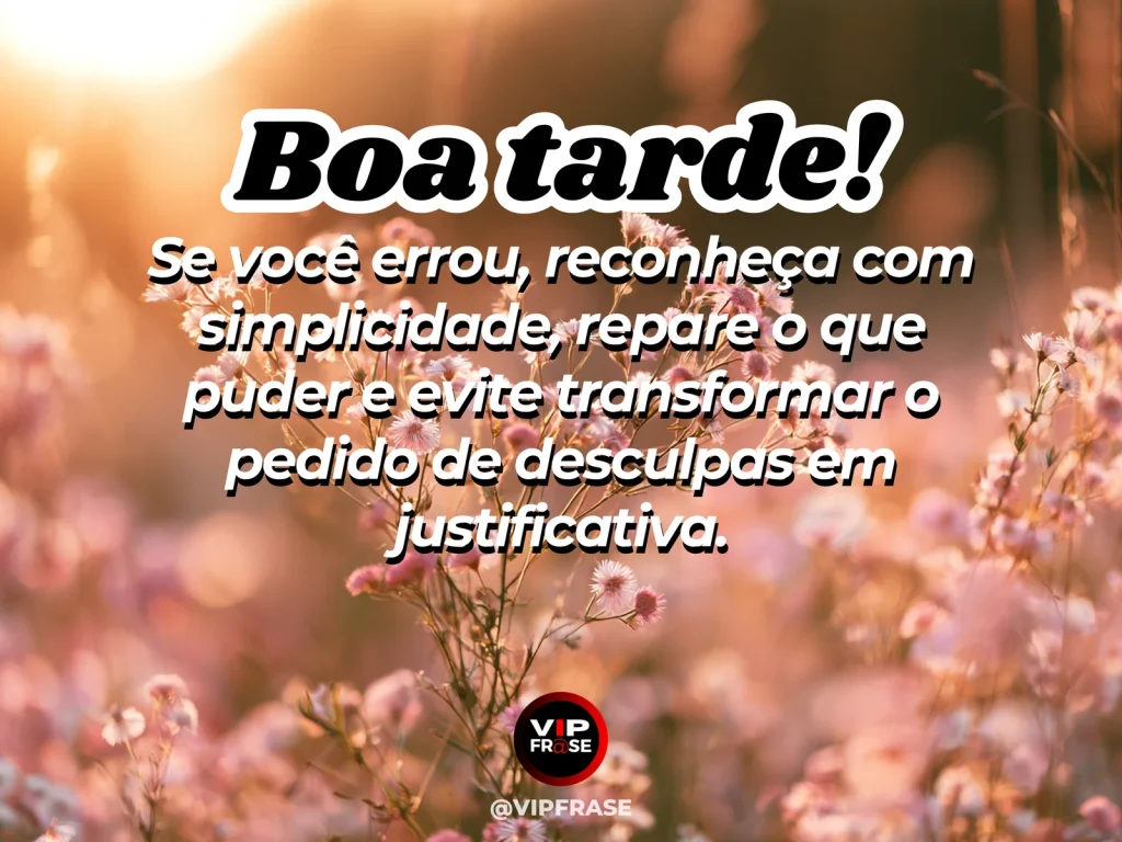 Mensagem de boa tarde sobre pedir desculpas com sinceridade, com bilhete e envelope sobre uma mesa.