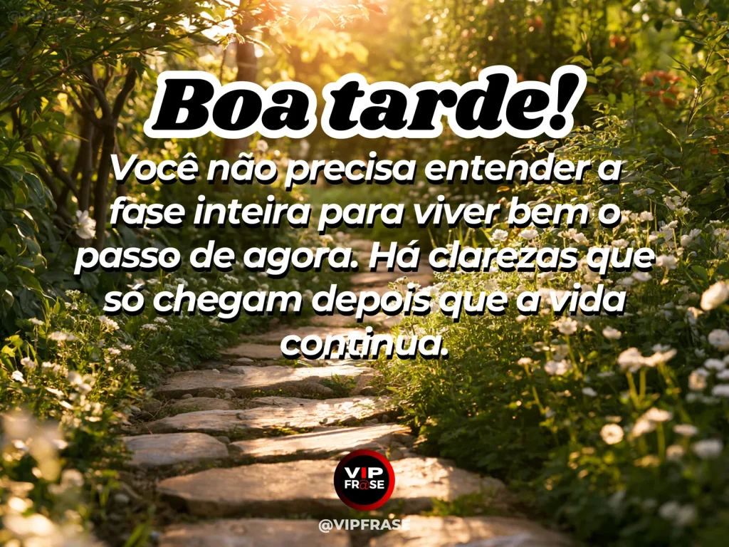 Frase de boa tarde sobre viver o presente, com caminho tranquilo iluminado pelo fim de tarde
