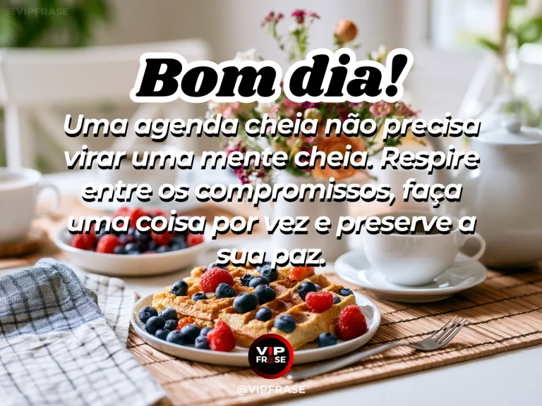 Mensagem de bom dia sobre serenidade na rotina, com mesa organizada pela manhã