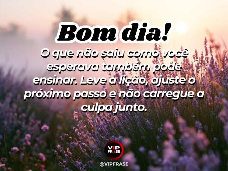 Mensagem de bom dia sobre aprender com os erros, com caderno aberto sob luz suave da manhã.