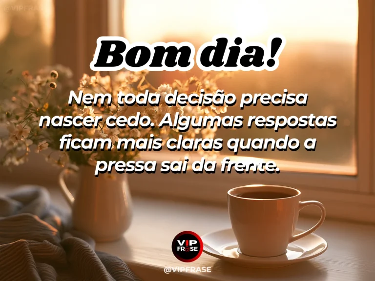 Frase de bom dia sobre sabedoria, com uma mesa tranquila iluminada pelo nascer do sol.