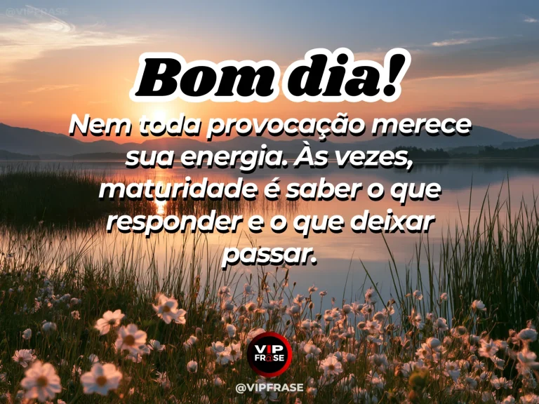 Frase de bom dia sobre sabedoria, com um lago calmo ao amanhecer com poucas ondulações.