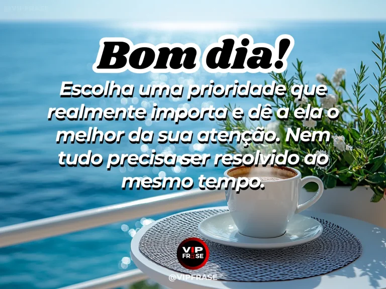 Mensagem de bom dia sobre sabedoria, com mesa organizada ao amanhecer, com um único caderno em destaque.