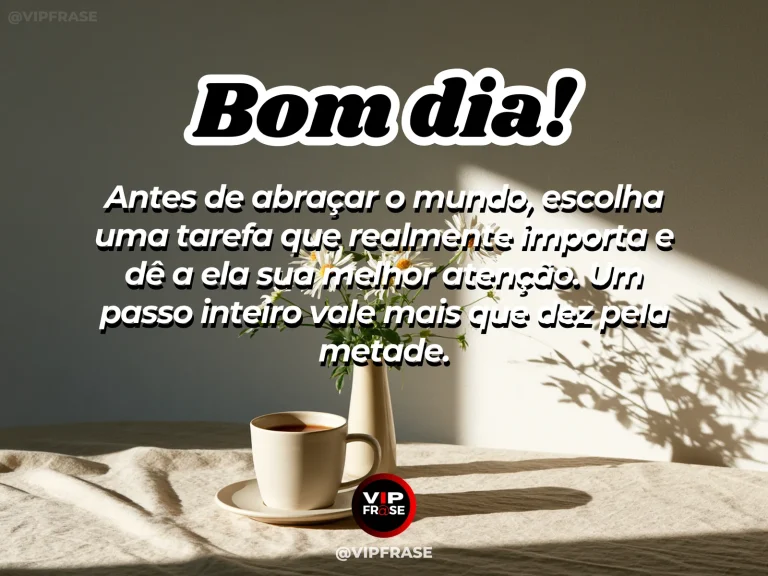 Mensagem de bom dia sobre foco no essencial, com mesa iluminada pelo sol da manhã.