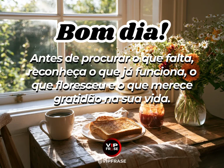 frase de bom dia sobre gratidão, com amanhecer dourado, flores delicadas e mesa acolhedora
