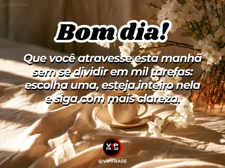 Mensagem de bom dia sobre foco e sabedoria, com mesa serena iluminada pela manhã.
