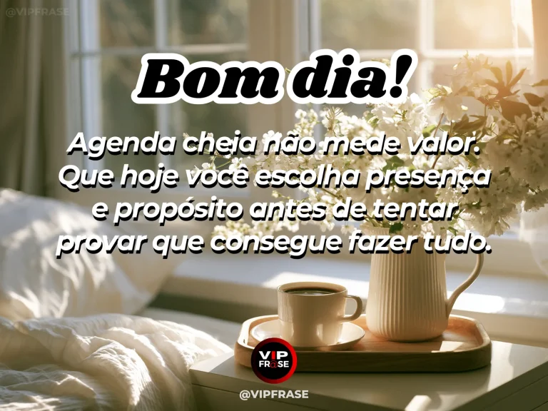 Frase de bom dia sobre propósito, com mesa de trabalho calma diante da janela.