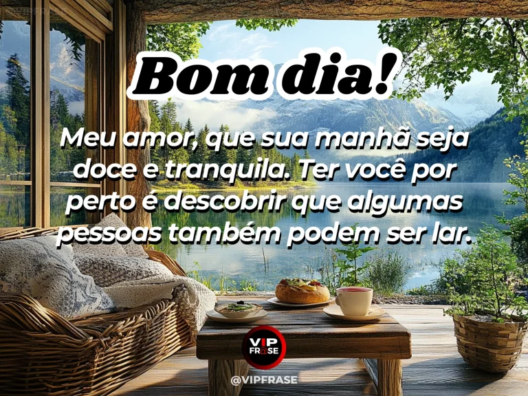 Frase romântica de bom dia, com café da manhã para dois em luz dourada.