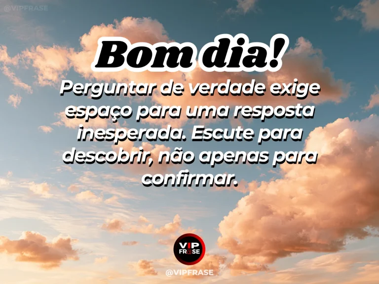 Frase de bom dia sobre curiosidade, com caderno aberto e duas xícaras à mesa.