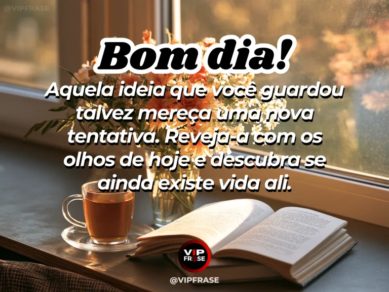 Mensagem de bom dia sobre retomar uma ideia, com caderno reaberto à luz da manhã