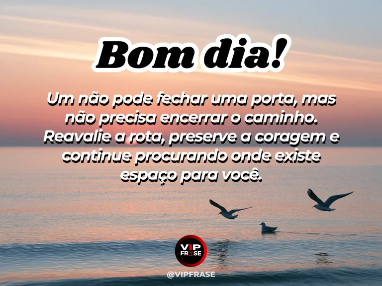 Mensagem de bom dia sobre seguir após uma recusa, com caminho aberto ao lado de um portão fechado.