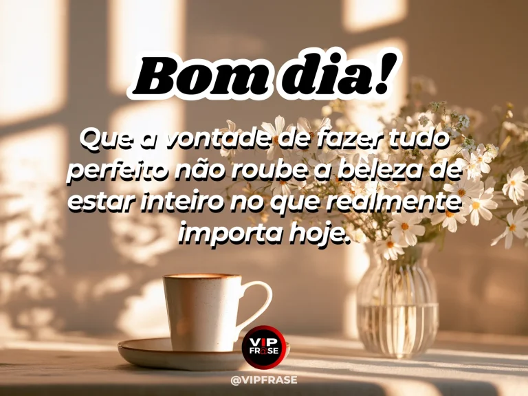 Frase de bom dia sobre presença, com mesa minimalista iluminada pelo amanhecer.