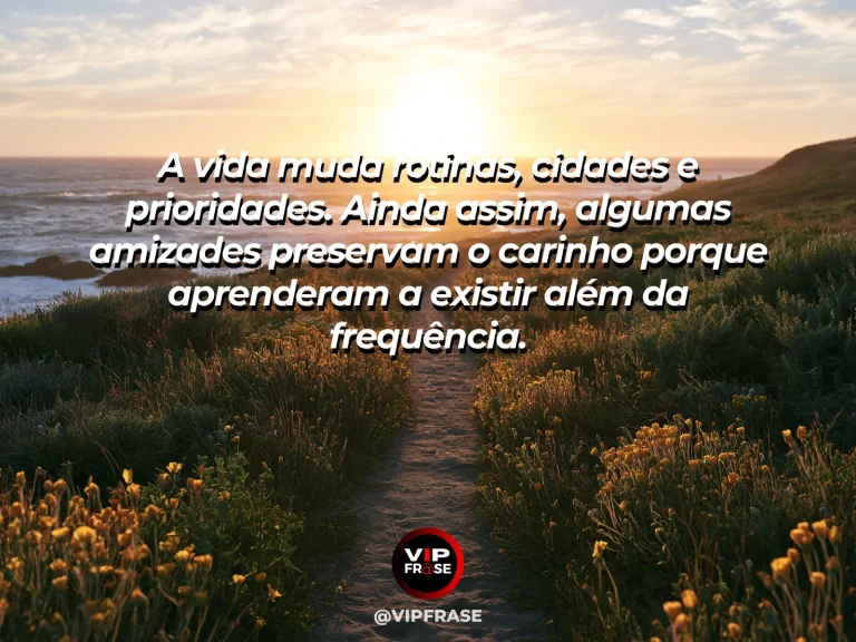 Mensagem de amizade sobre caminhos mudam, mas o carinho pode ficar, em cena de estrada se dividindo em dois caminhos sob a mesma luz de fim de tarde, sugerindo trajetórias diferentes e afeto preservado.