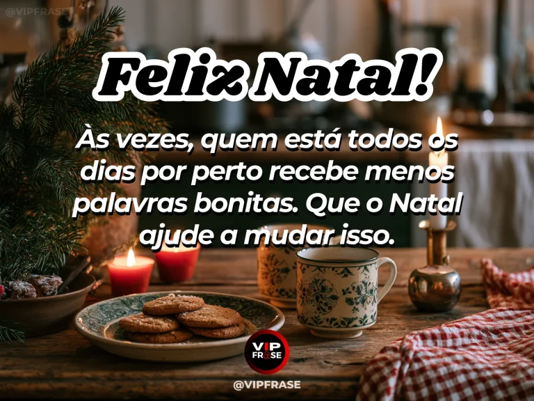 Duas canecas e pequenos bilhetes em branco na mesa de cozinha com detalhes natalinos cotidianos