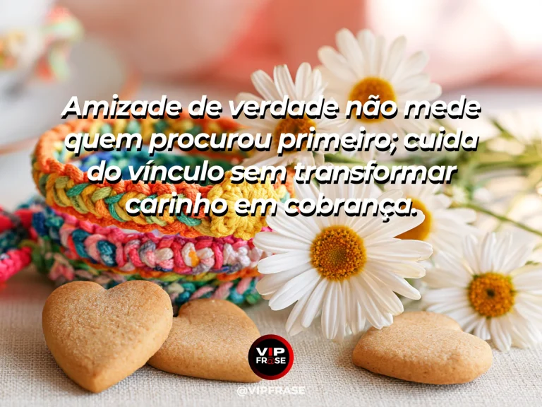 Frase sobre amizade com duas pedras equilibradas lado a lado à margem de um rio tranquilo.
