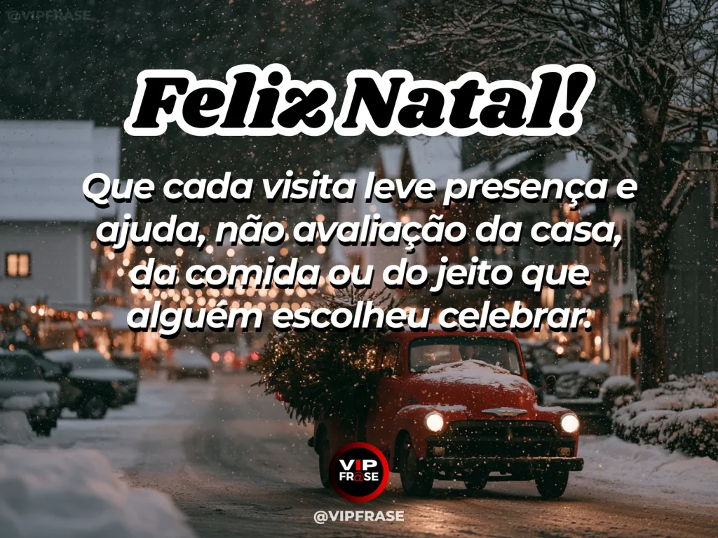 Frase de Natal sobre chegar para ajudar, com visita trazendo uma travessa a uma casa decorada.