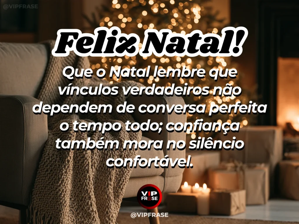 Frase de Natal sobre confiança no silêncio, com duas poltronas diante de uma árvore iluminada.