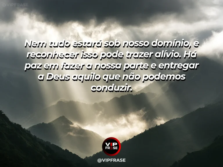 Mensagem reflexiva sobre Deus, com céu amplo e luminoso sobre campo verde com raios de sol atravessando nuvens claras.