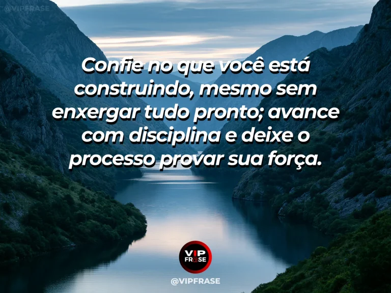 Frase motivacional sobre confiança com ponte avançando pela névoa.
