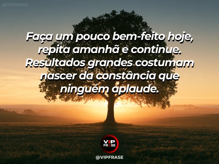 Frase motivacional sobre sucesso, com uma sequência de pedras atravessando um riacho calmo sob luz suave da manhã.