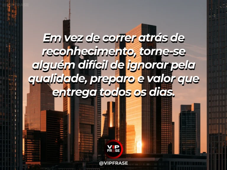 Mensagem motivacional sobre sucesso e trabalho, com uma mesa profissional com projeto em andamento, caderno e objetos que sugerem competência.
