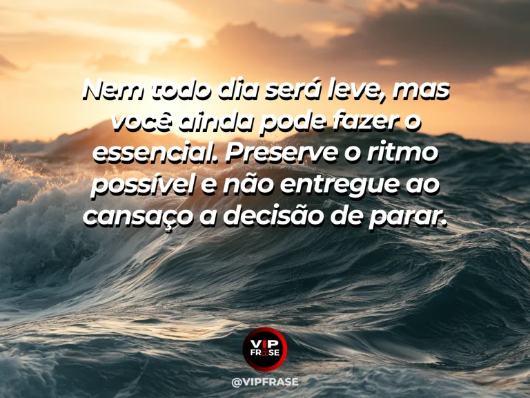 Frase motivacional sobre força, com uma pessoa caminhando sob chuva leve em uma ponte urbana com postura determinada.