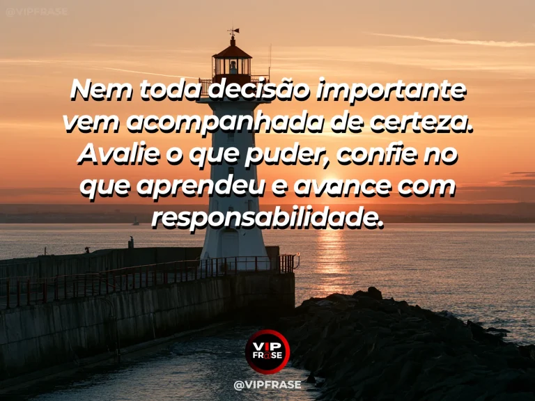 Mensagem motivacional sobre coragem com farol iluminando uma costa com neblina