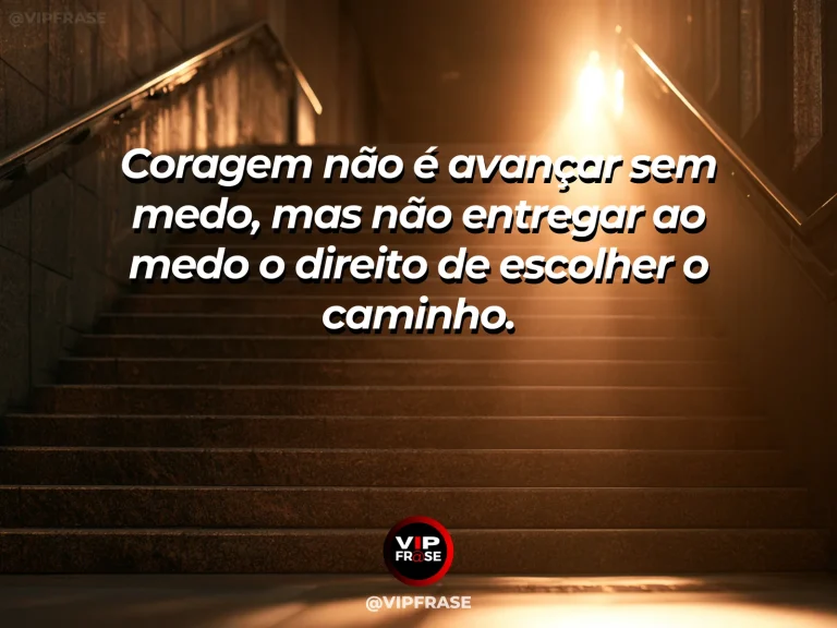 Frase reflexiva sobre coragem com passarela elevada atravessando montanhas verdes sob céu aberto.