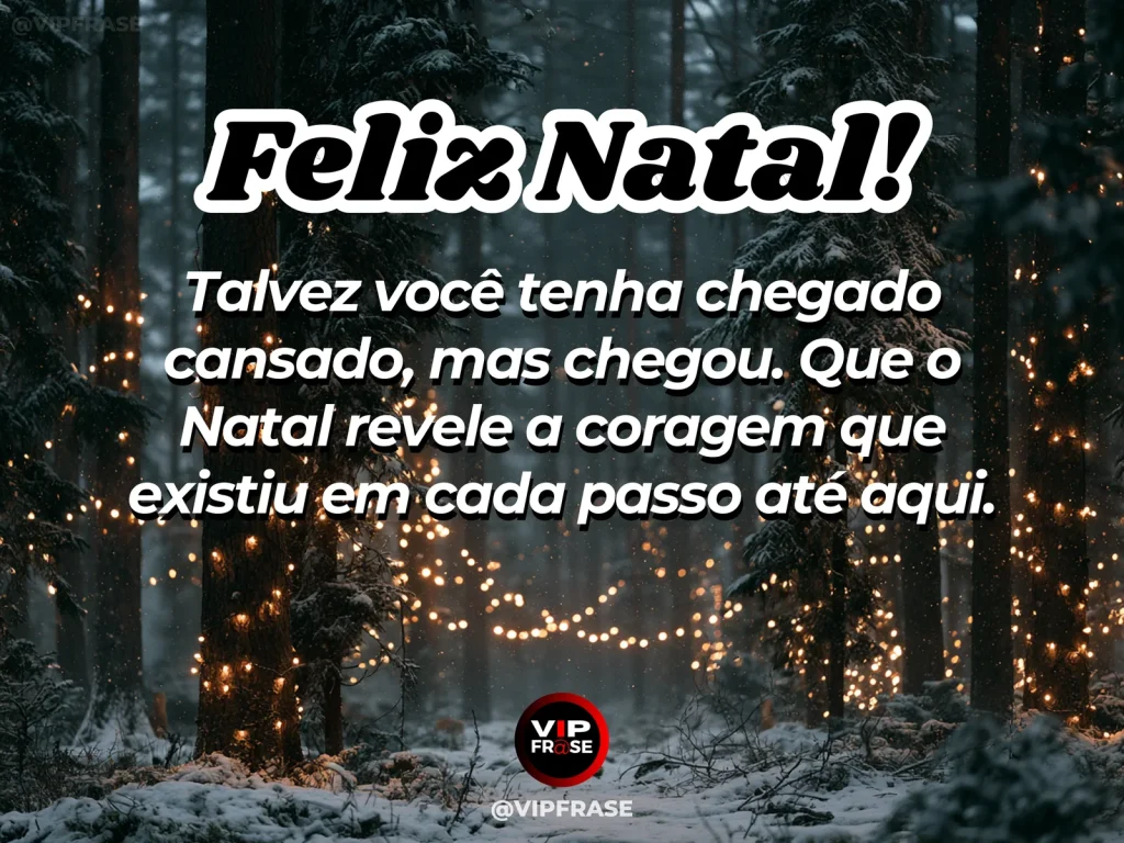 Trilha iluminada por pequenas luzes quentes levando a uma casa decorada ao longe, clima de chegada
