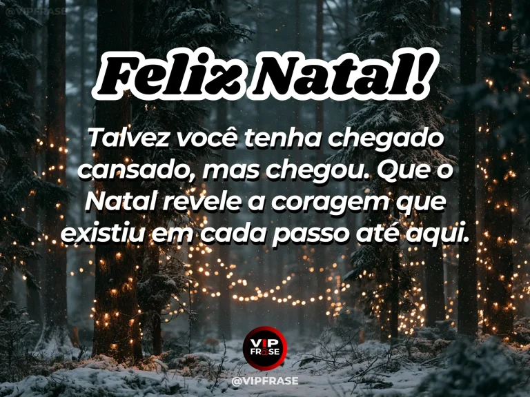 Trilha iluminada por pequenas luzes quentes levando a uma casa decorada ao longe, clima de chegada